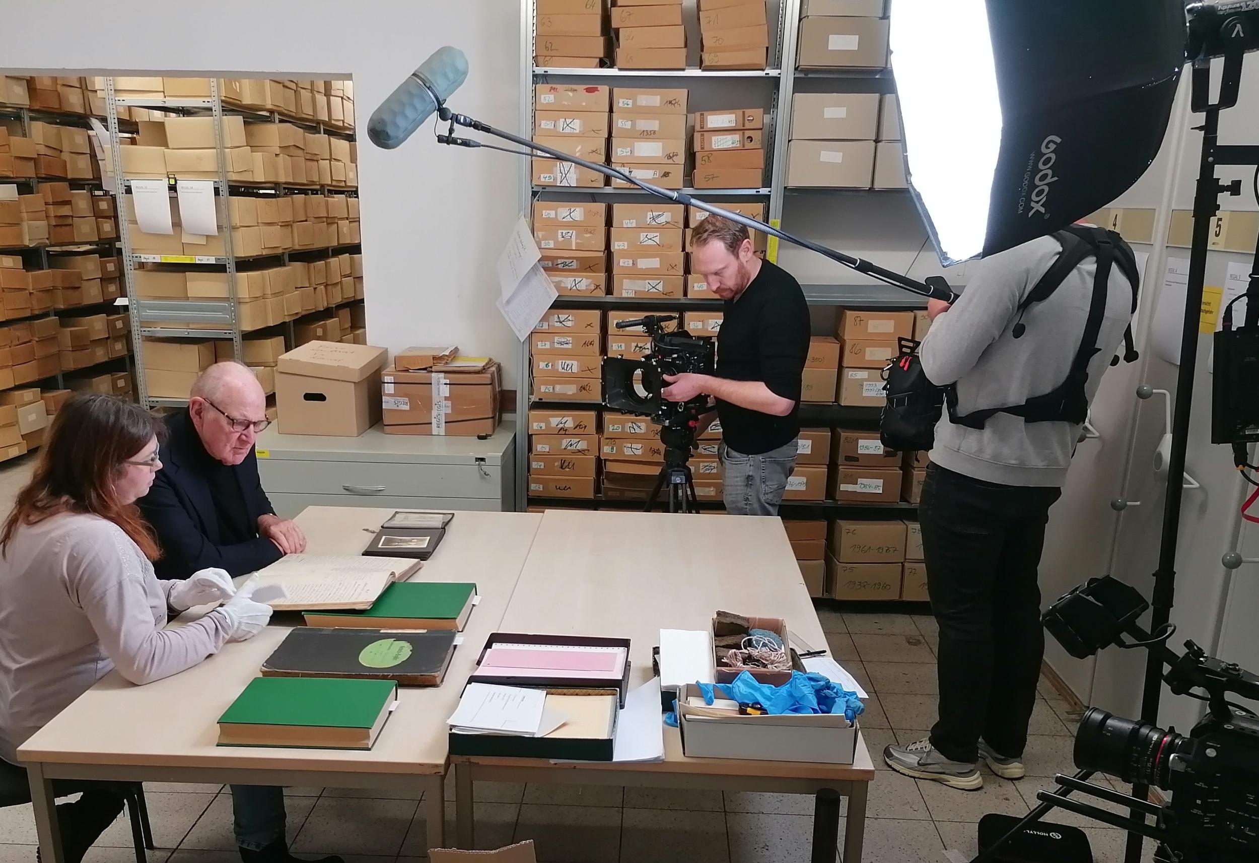 <p>Moderator Philip Freriks vom niederl&auml;ndischen Staatsfernsehen besuchte mit seinem Fernsehteam das Kreisarchiv des Landkreises Leipzig, um f&uuml;r ein internationales Projekt zur Identifizierung von Fotoalben aus dem Zweiten Weltkrieg zu recherchieren.</p>