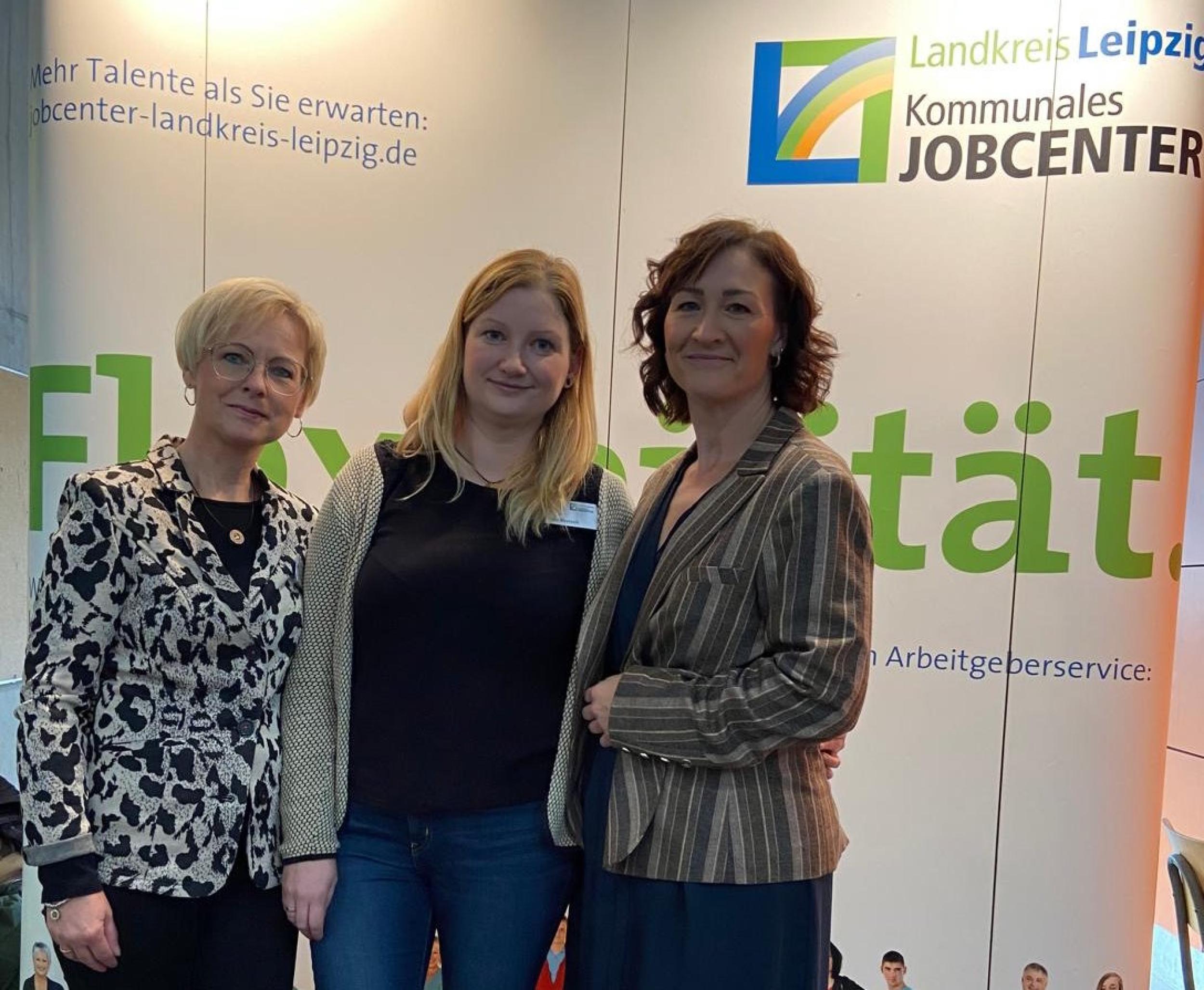 <p>Annett Richerdt, Katharina Miersch und Veronika Szyszka (v.l.n.r.) vom Kommunalen Jobcenter Landkreis Leipzig beraten auf Jobmessen Arbeitgeberinnen und Arbeitgeber sowie Besucherinnen und Besucher zu F&ouml;rderung, Qualifizierung und Karriere. Auch in Colditz ist ein Team des Jobcenters dabei.&nbsp;</p>