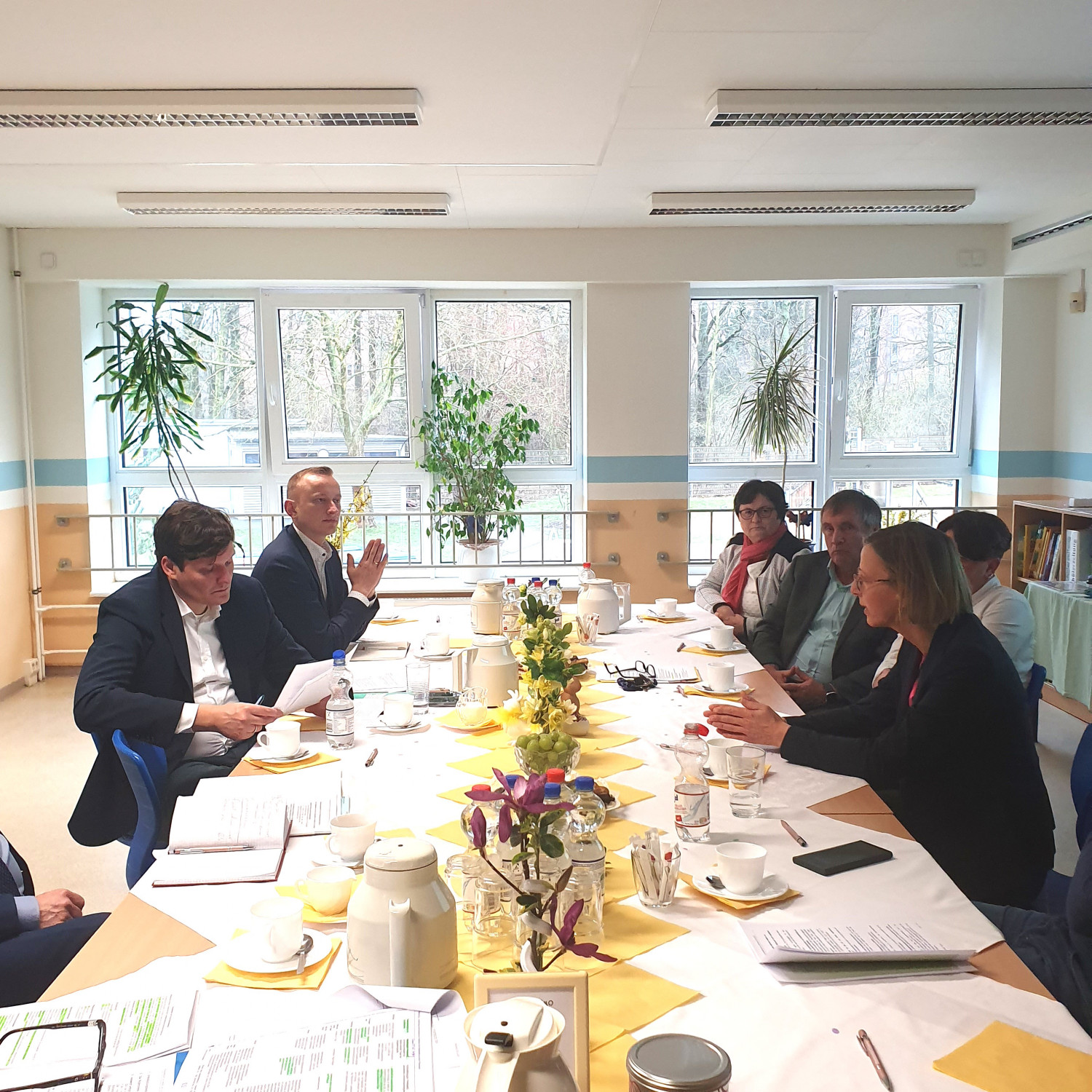 Kultusminister Conrad Clemens im Gespräch mit der zweiten Beigeordneten Ines Lüpfert, Schulleiterin Jana Mark, ihr Stellvertreter Gerd Langner und Carola Steffin, Referentin Förderschulen im Landesamt für Schule und Bildung