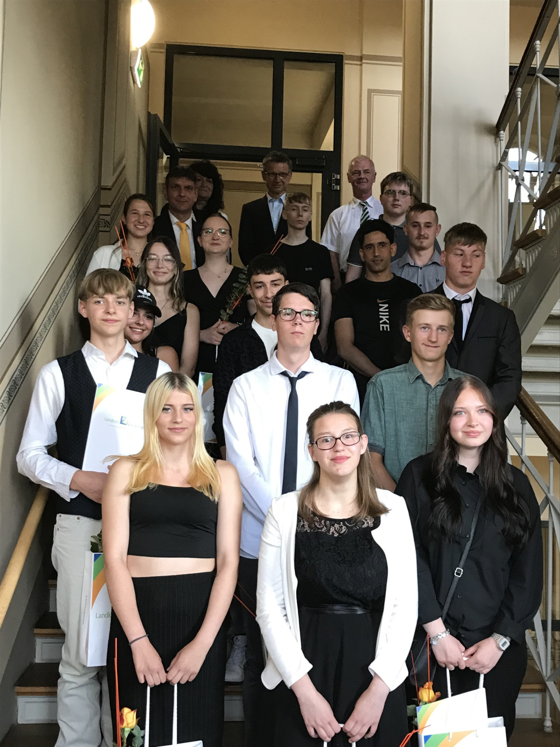 Schülerinnen und Schüler mit Ehrengästen
