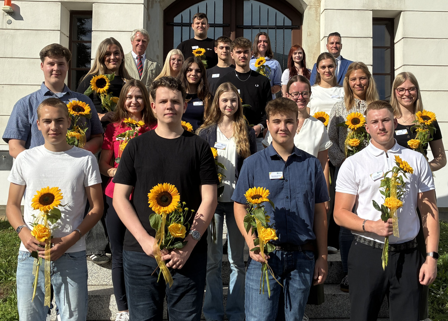 Der Erste Beigeordneter Gerald Lehne (hinten links) und Ausbildungsleiter Tilo Graf-Perlich (hinten rechts) sowie die Sachbearbeiterin Ausbildung Josephine Sadowsky (hinten, zweite von rechts) begrüßen die Neuen in Borna.