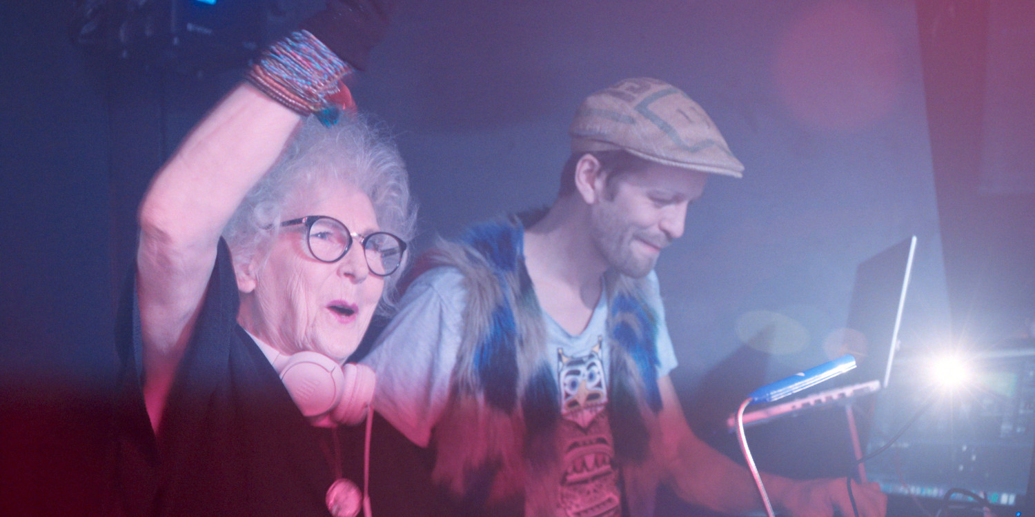 Vika, 84 Jahre alt, legt mit großer Leidenschaft als DJ in Warschaus Clubs auf. Der Dokumentarfilm „VIKA!“ zeigt ihre Lebensfreude und Selbstverwirklichung im Alter und wird am 8. September in Markkleeberg sowie am 1. Oktober in Borna gezeigt.