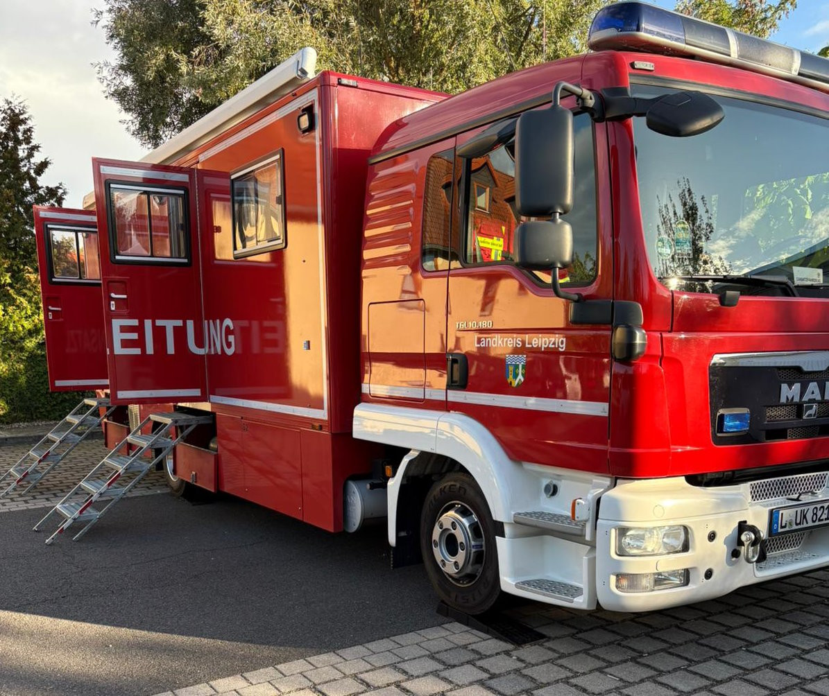 Die Technische Einsatzleitung brachte sich am Chemiegel&auml;nde in Stellung, um im Katastrophenfall schnell unterst&uuml;tzen zu k&ouml;nnen.