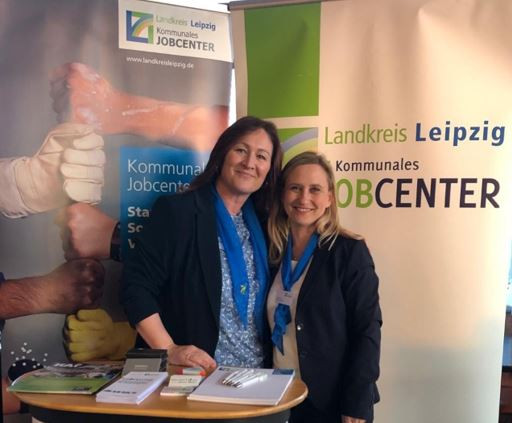 Veronika Szyszka Jobmanagerin sowie Kathlen Block, Jobmanagerin und Teamleiterin Arbeitgeberservice beraten zur Ausbildungsmesse zu Fördermöglichkeiten und Ausbildungsplätze